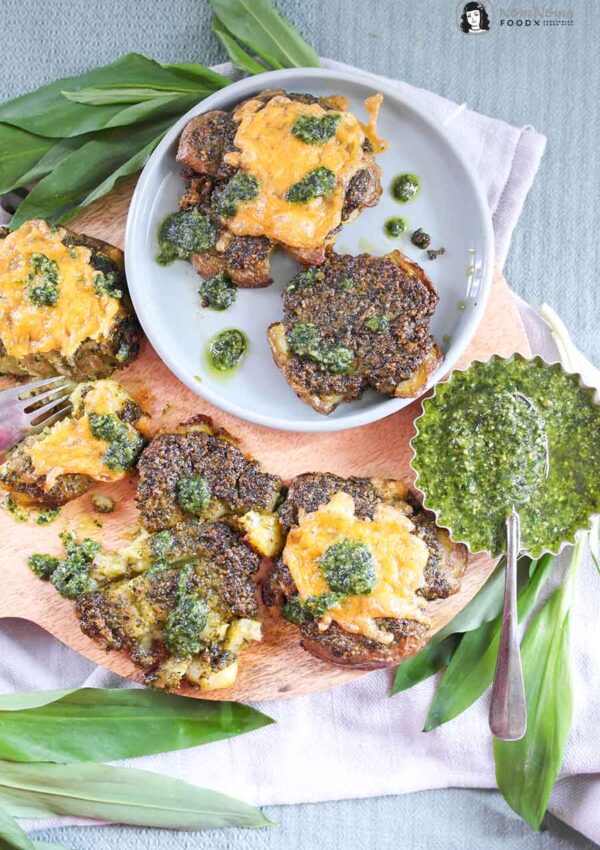 Frühlingshafte einfache Quetschkartoffeln mit Bärlauch-Pesto und Käse | Smashed Potatoes mit Bärlauch-Pesto ❤