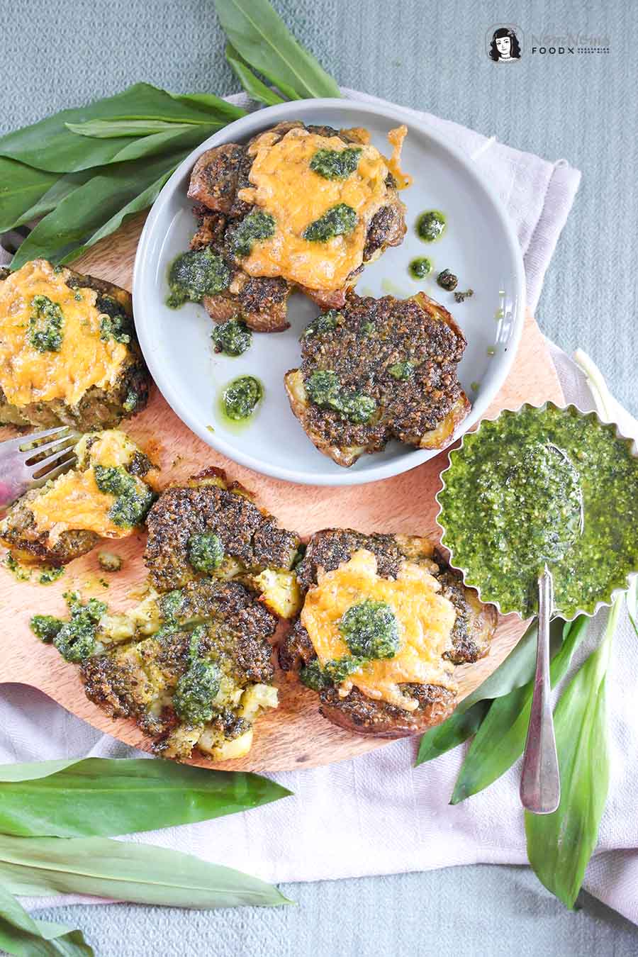 Frühlingshafte einfache Quetschkartoffeln mit Bärlauch-Pesto und Käse Smashed Potatoes mit Bärlauch-Pesto