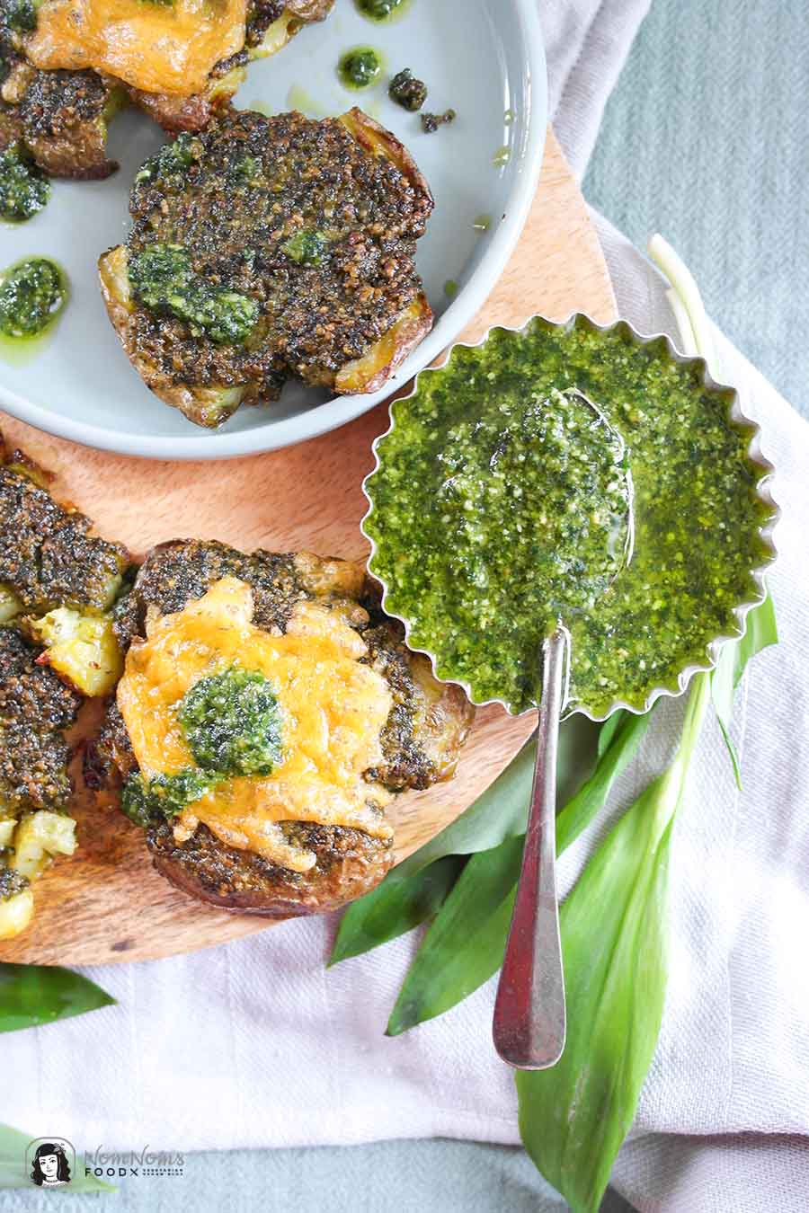 Frühlingshafte einfache Quetschkartoffeln mit Bärlauch-Pesto und Käse Smashed Potatoes mit Bärlauch-Pesto
