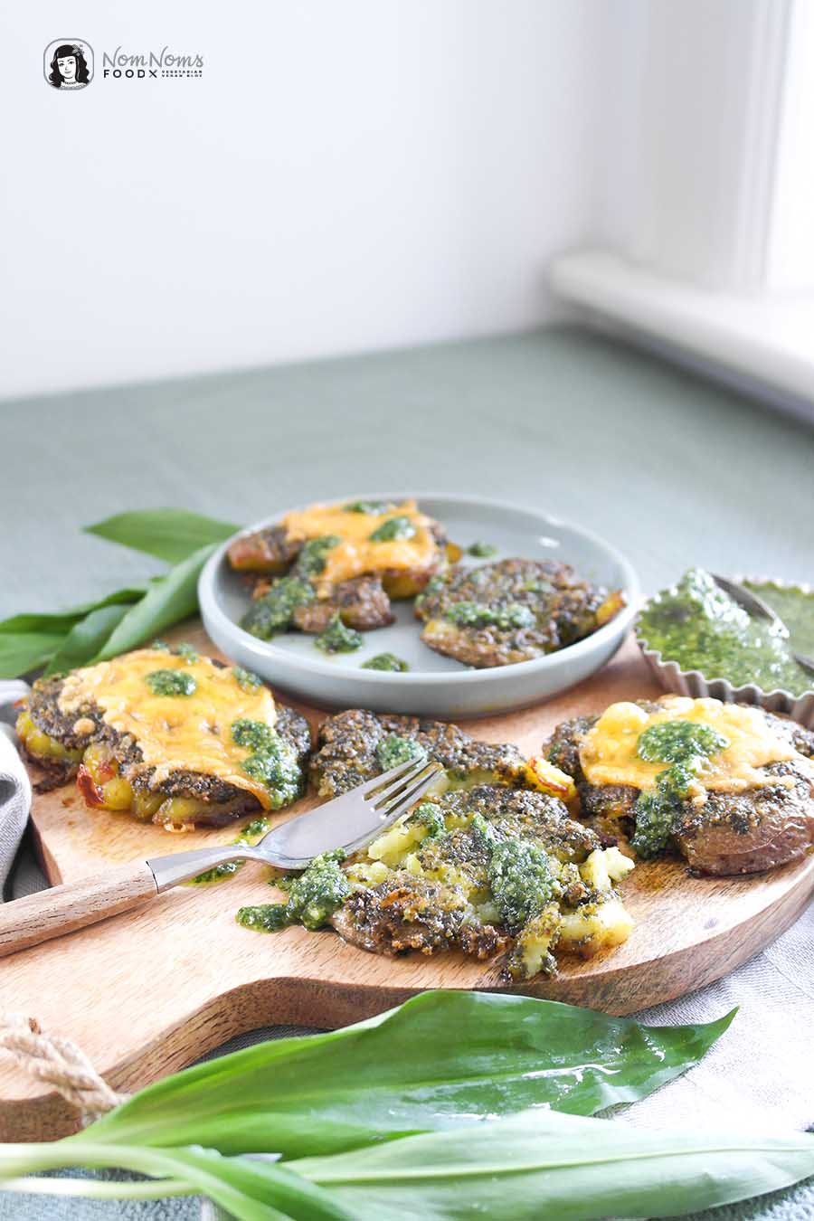 Frühlingshafte einfache Quetschkartoffeln mit Bärlauch-Pesto und Käse Smashed Potatoes mit Bärlauch-Pesto