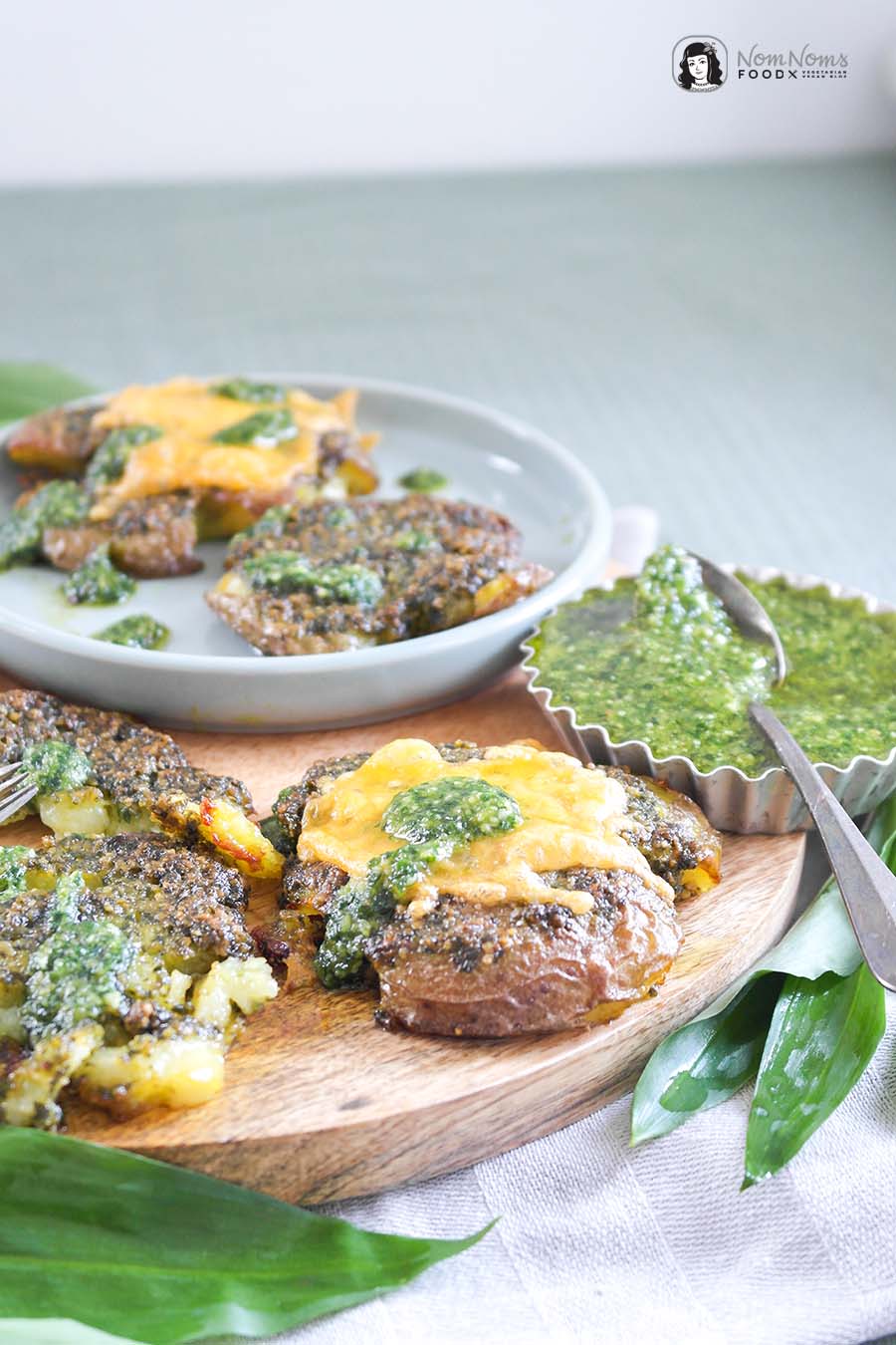 Frühlingshafte einfache Quetschkartoffeln mit Bärlauch-Pesto und Käse Smashed Potatoes mit Bärlauch-Pesto