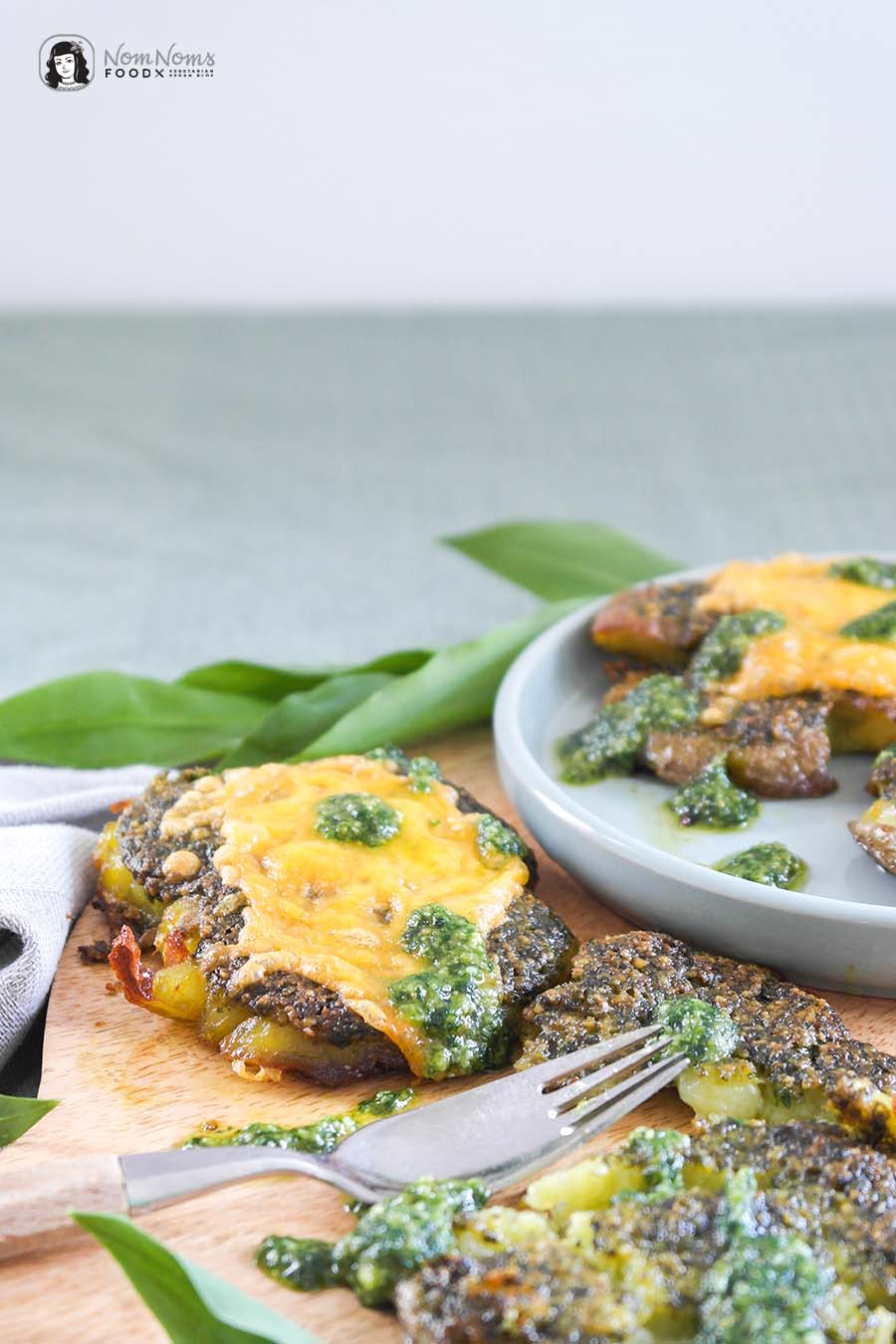 Frühlingshafte einfache Quetschkartoffeln mit Bärlauch-Pesto und Käse Smashed Potatoes mit Bärlauch-Pesto