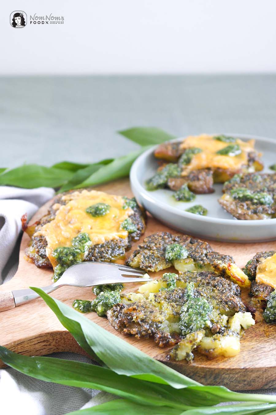 Frühlingshafte einfache Quetschkartoffeln mit Bärlauch-Pesto und Käse Smashed Potatoes mit Bärlauch-Pesto