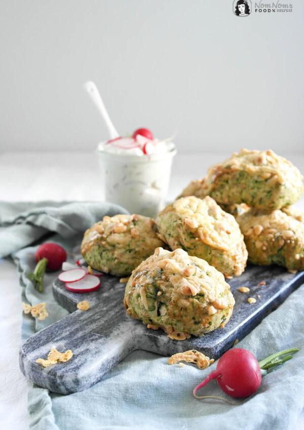 Herzhafte Spinat-Käse-Scones mit Pinienkernen und würzigem Radieschen-Quark ❤