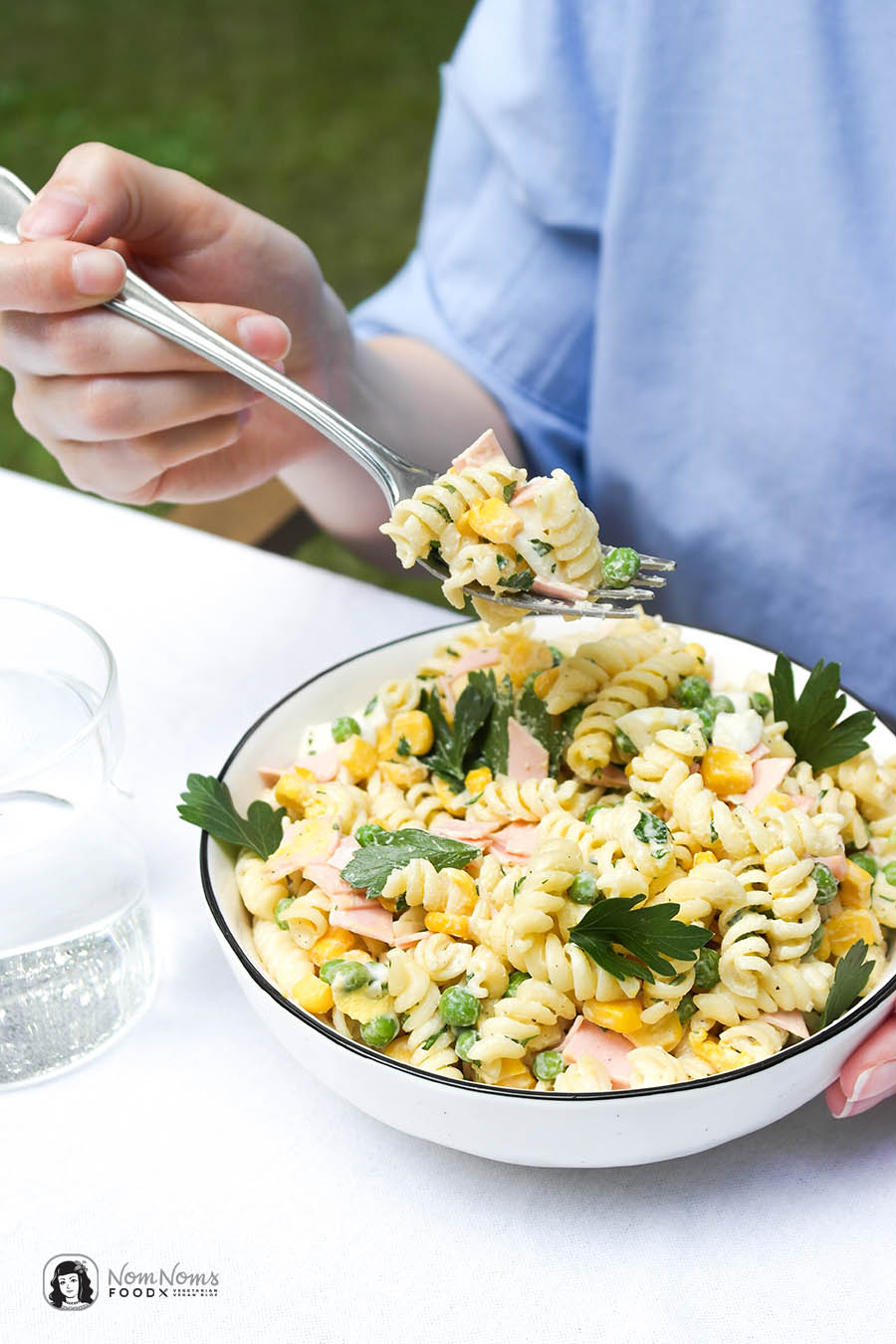 Zweierlei Nudelsalat: Klassischer Nudelsalat mit Mayonnaise und sommerlich frischer Nudelsalat mit Joghurt-Senf-Balsamico-Dressing und Grillkäse-Würfeln
