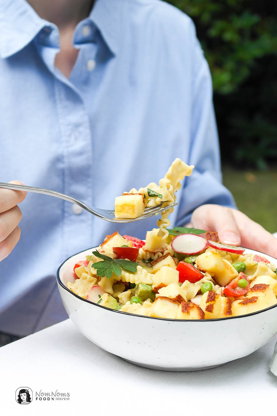 Zweierlei Nudelsalat: Klassischer Nudelsalat mit Mayonnaise und sommerlich frischer Nudelsalat mit Joghurt-Senf-Balsamico-Dressing und Grillkäse-Würfeln