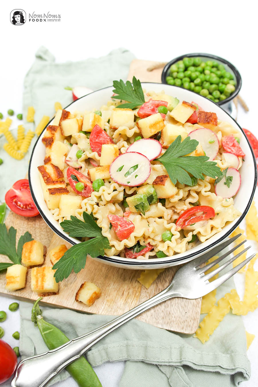 Zweierlei Nudelsalat: Klassischer Nudelsalat mit Mayonnaise und sommerlich frischer Nudelsalat mit Joghurt-Senf-Balsamico-Dressing und Grillkäse-Würfeln
