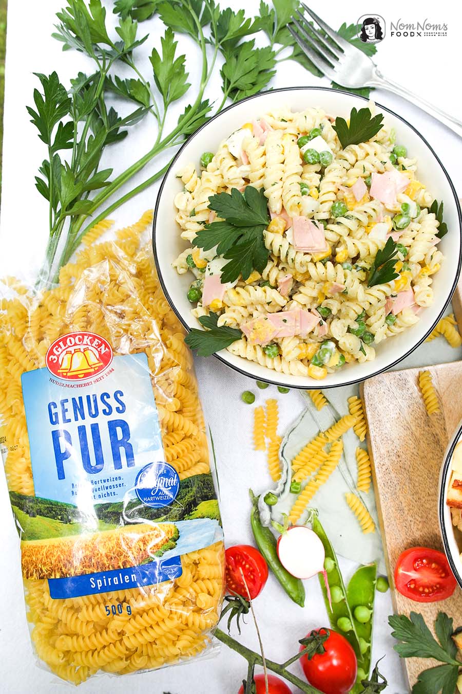 Zweierlei Nudelsalat: Klassischer Nudelsalat mit Mayonnaise und sommerlich frischer Nudelsalat mit Joghurt-Senf-Balsamico-Dressing und Grillkäse-Würfeln