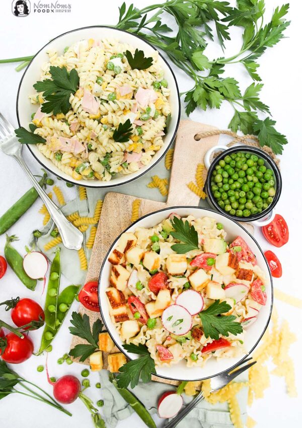 Zweierlei Nudelsalat: Klassischer Nudelsalat mit Mayonnaise und sommerlich frischer Nudelsalat mit Joghurt-Senf-Balsamico-Dressing und Grillkäse-Würfeln ❤