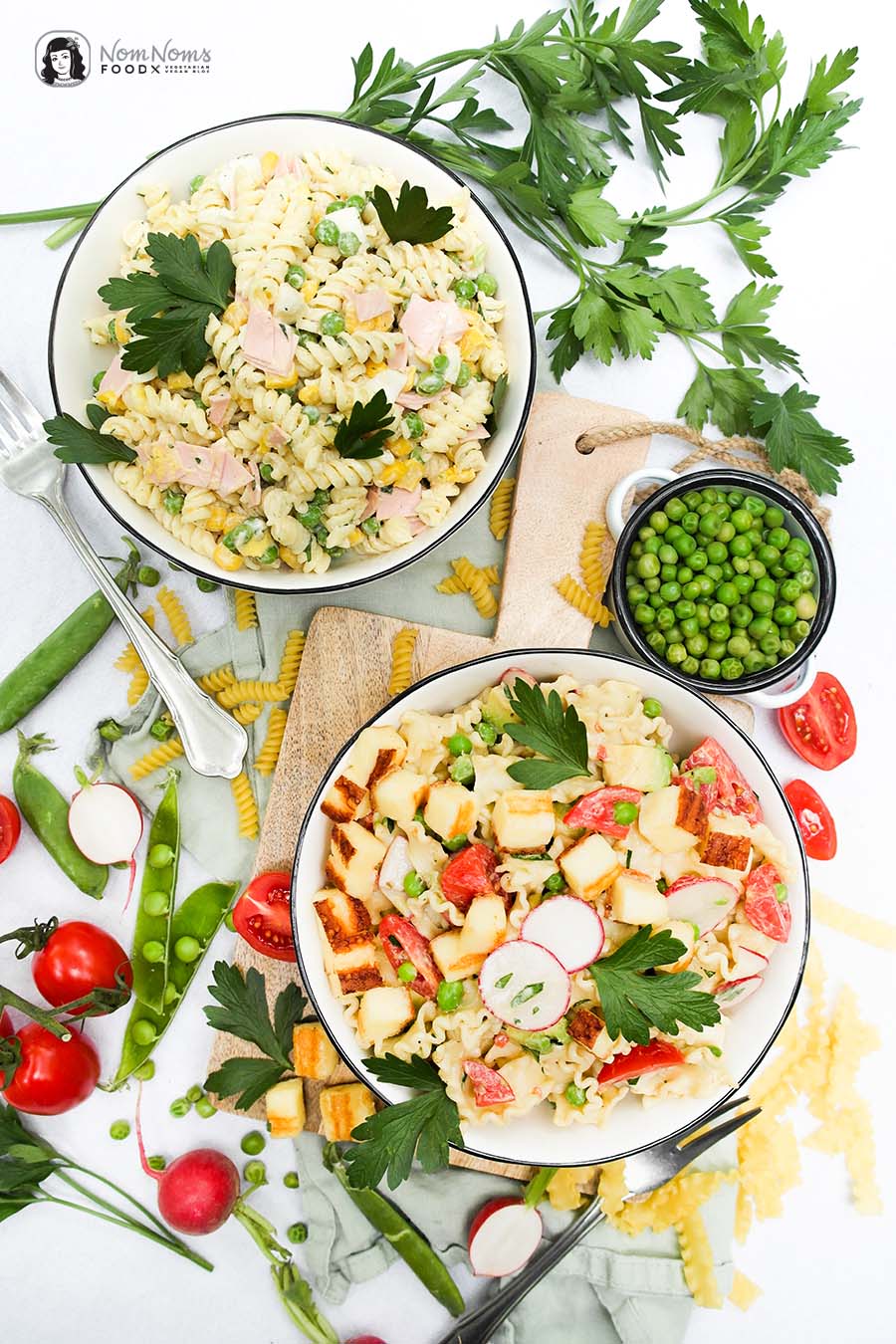 Zweierlei Nudelsalat: Klassischer Nudelsalat mit Mayonnaise und sommerlich frischer Nudelsalat mit Joghurt-Senf-Balsamico-Dressing und Grillkäse-Würfeln
