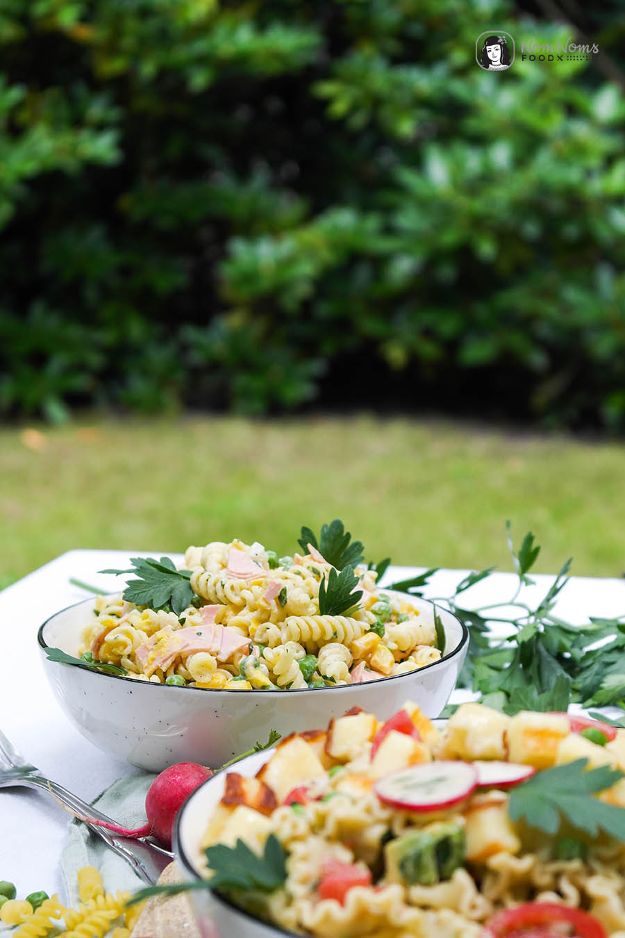 Zweierlei Nudelsalat: Klassischer Nudelsalat mit Mayonnaise und sommerlich frischer Nudelsalat mit Joghurt-Senf-Balsamico-Dressing und Grillkäse-Würfeln