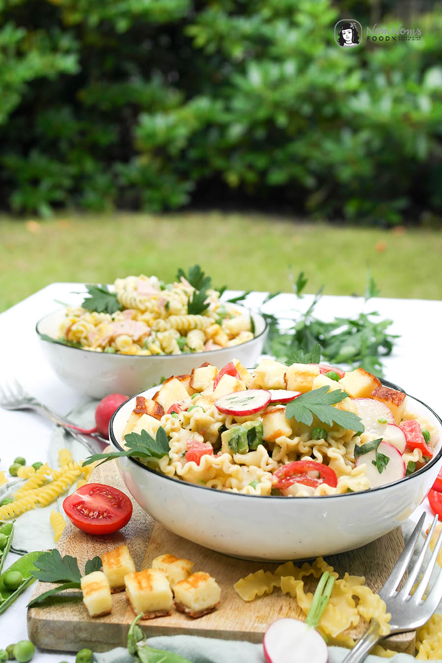Zweierlei Nudelsalat: Klassischer Nudelsalat mit Mayonnaise und sommerlich frischer Nudelsalat mit Joghurt-Senf-Balsamico-Dressing und Grillkäse-Würfeln