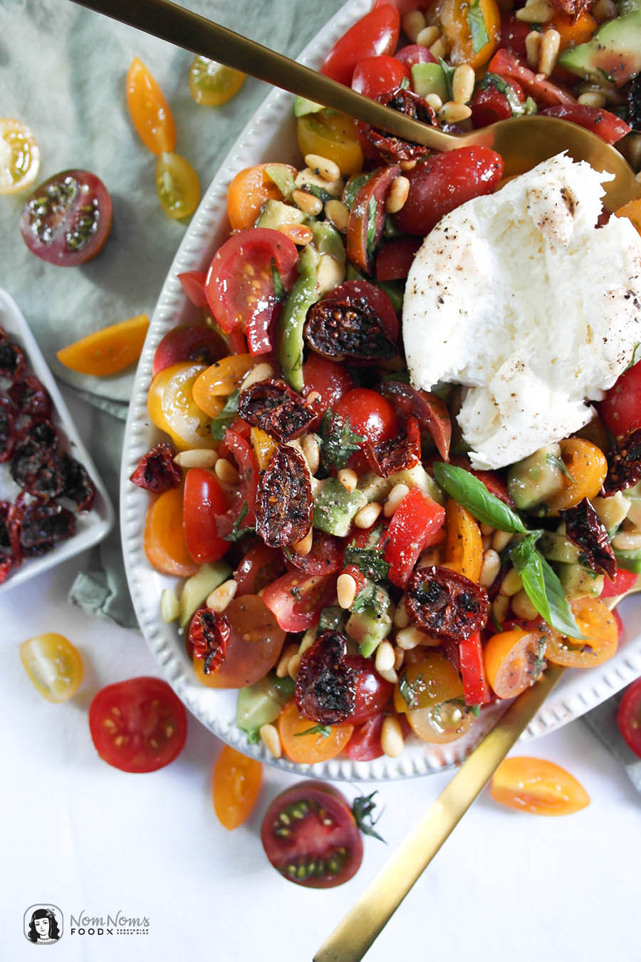 Tomaten-Avocado-Salat mit knusprigen Tomaten-Chips, Burrata und Pinienkernen
