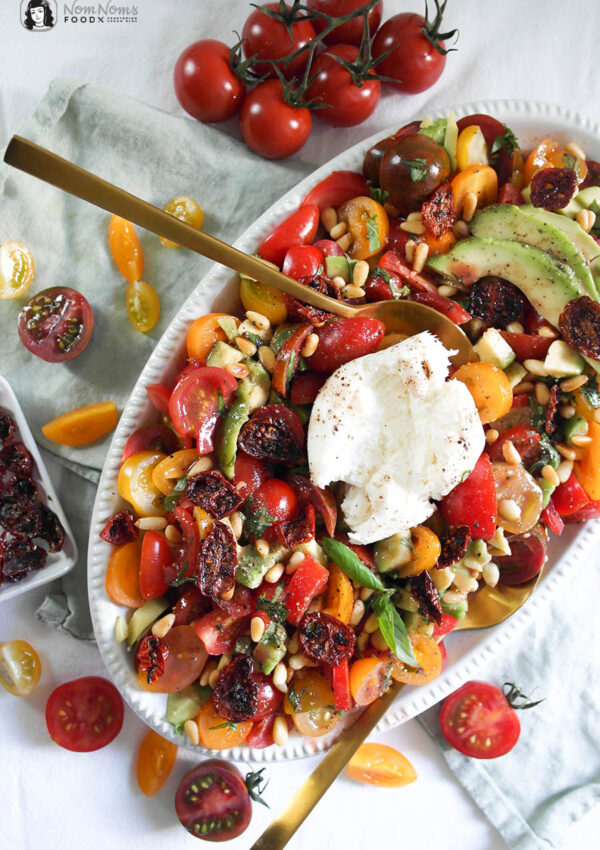 Tomaten-Avocado-Salat mit knusprigen Tomaten-Chips, Burrata und Pinienkernen ❤