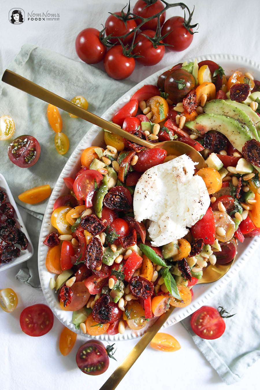 Tomaten-Avocado-Salat mit knusprigen Tomaten-Chips, Burrata und Pinienkernen