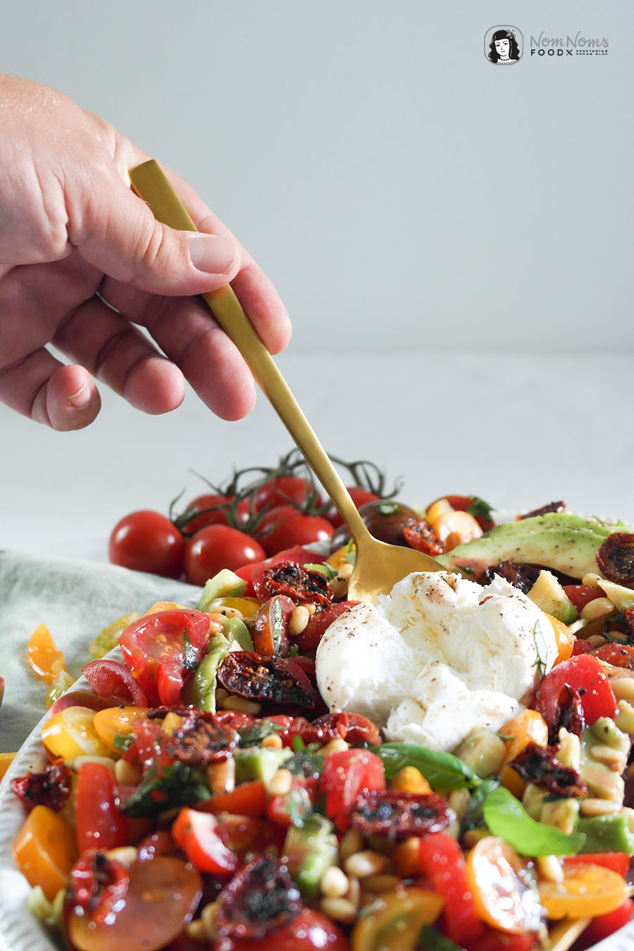 Tomaten-Avocado-Salat mit knusprigen Tomaten-Chips, Burrata und Pinienkernen