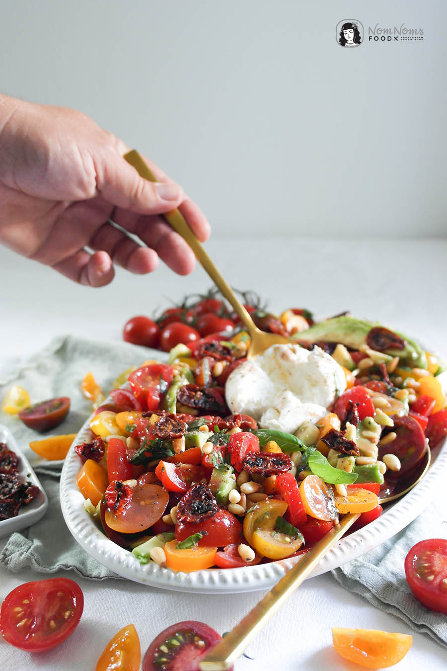 Tomaten-Avocado-Salat mit knusprigen Tomaten-Chips, Burrata und Pinienkernen