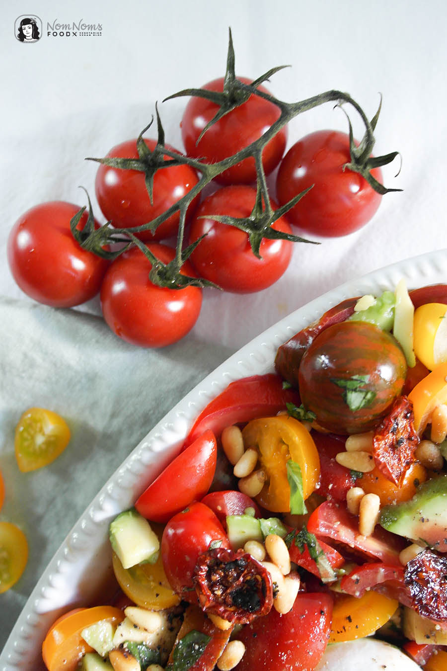 Tomaten-Avocado-Salat mit knusprigen Tomaten-Chips, Burrata und Pinienkernen