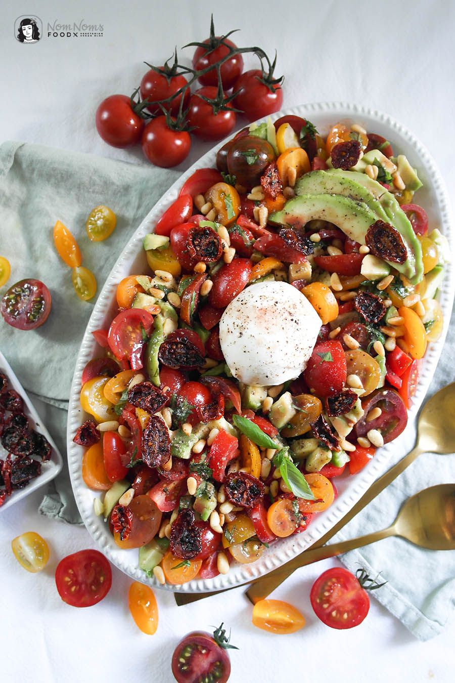 Tomaten-Avocado-Salat mit knusprigen Tomaten-Chips, Burrata und Pinienkernen