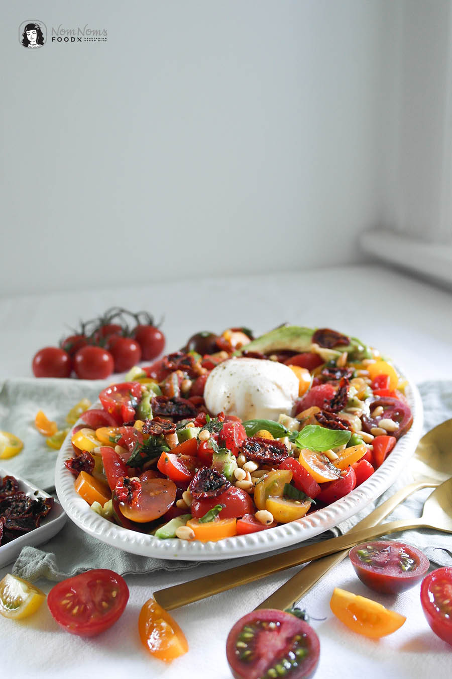 Tomaten-Avocado-Salat mit knusprigen Tomaten-Chips, Burrata und Pinienkernen