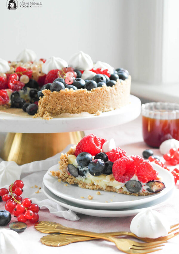 Beeren-Pudding-Kuchen mit Blaubeer-Soße ohne Backen mit Johannisbeeren, Blaubeeren, Brombeeren und Himbeeren ❤