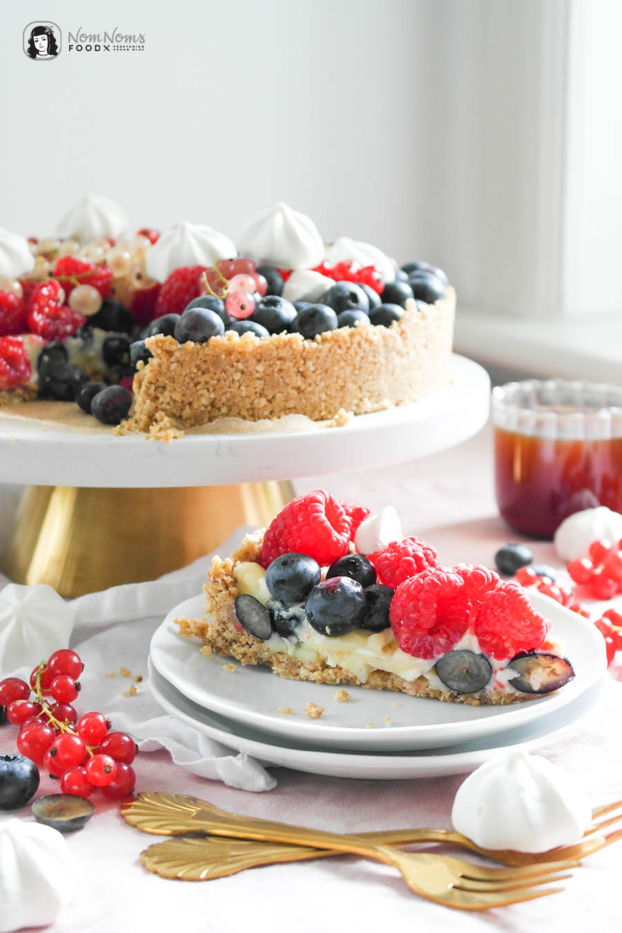 Beeren-Pudding-Kuchen mit Blaubeer-Soße ohne Backen mit Johannisbeeren, Blaubeeren, Brombeeren und Himbeeren