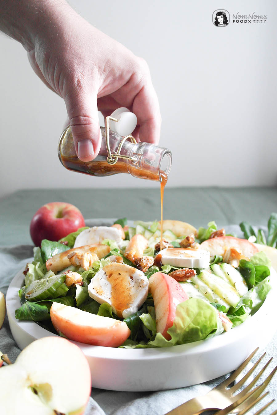 Herbstlicher Salat mit gebratenem Apfel, Ziegenkäse und Ahornsirup-Dressing