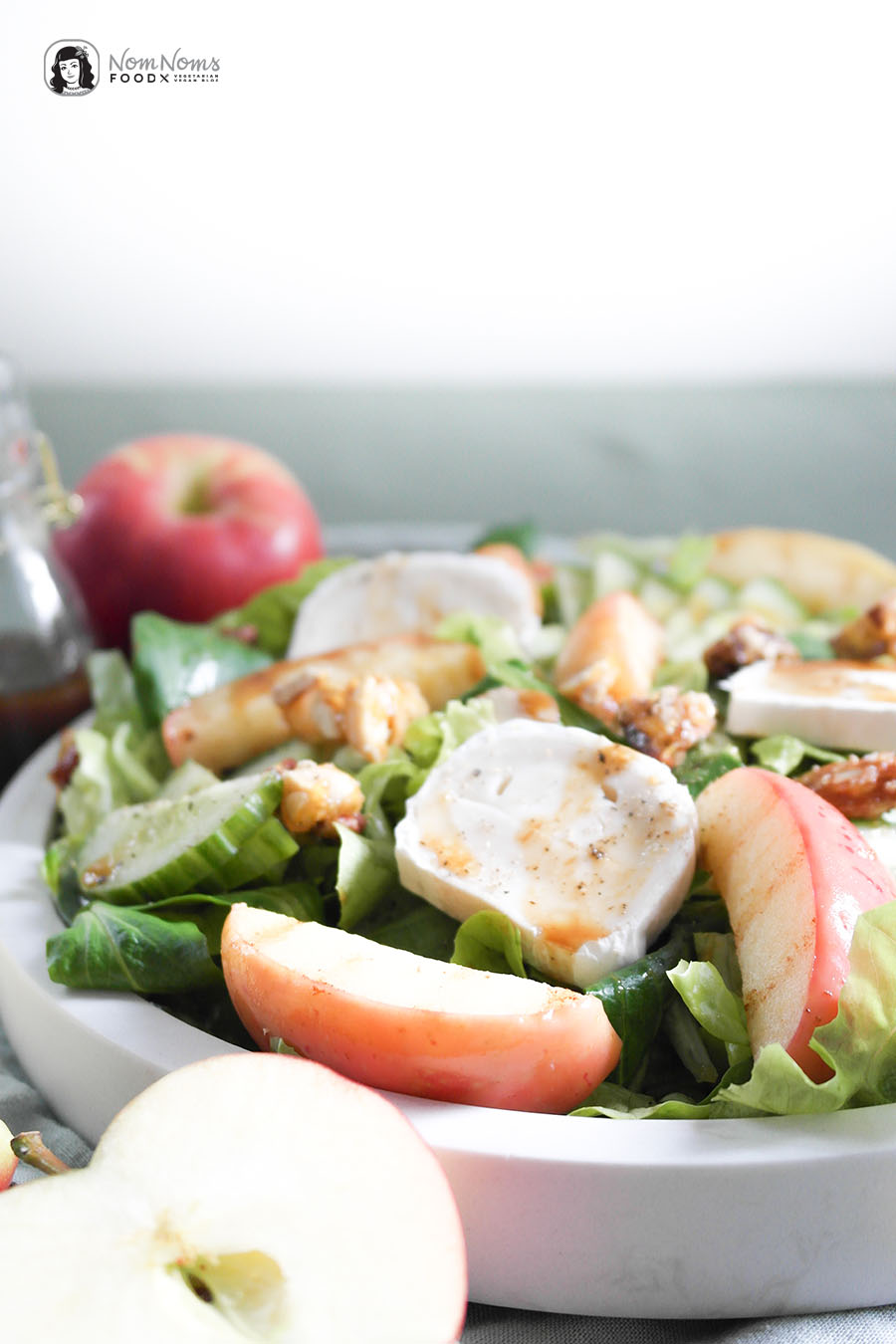 Herbstlicher Salat mit gebratenem Apfel, Ziegenkäse und Ahornsirup-Dressing
