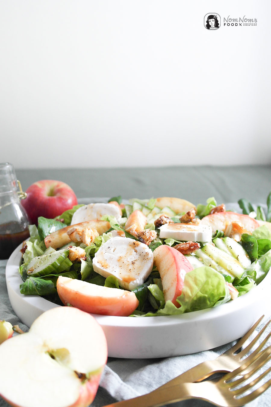 Herbstlicher Salat mit gebratenem Apfel, Ziegenkäse und Ahornsirup-Dressing