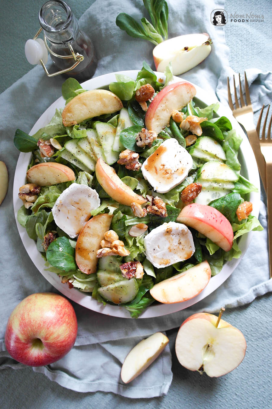 Herbstlicher Salat mit gebratenem Apfel, Ziegenkäse und Ahornsirup-Dressing