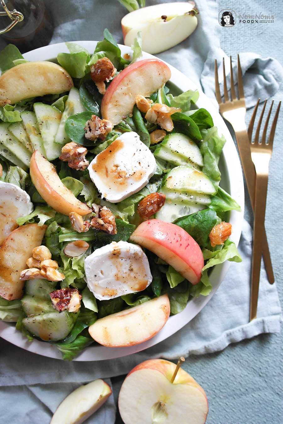 Herbstlicher Salat mit gebratenem Apfel, Ziegenkäse und Ahornsirup-Dressing