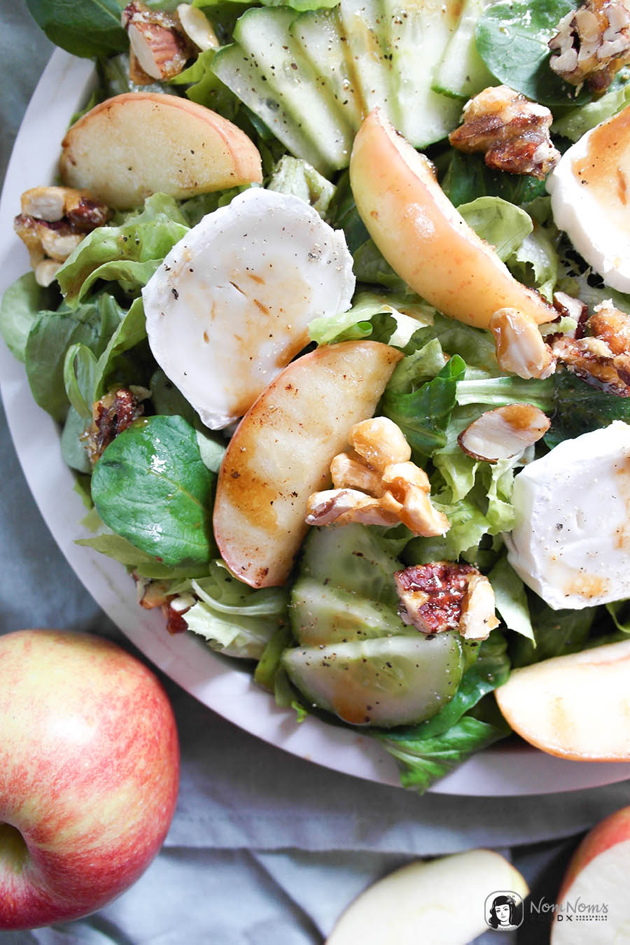 Herbstlicher Salat mit gebratenem Apfel, Ziegenkäse und Ahornsirup-Dressing