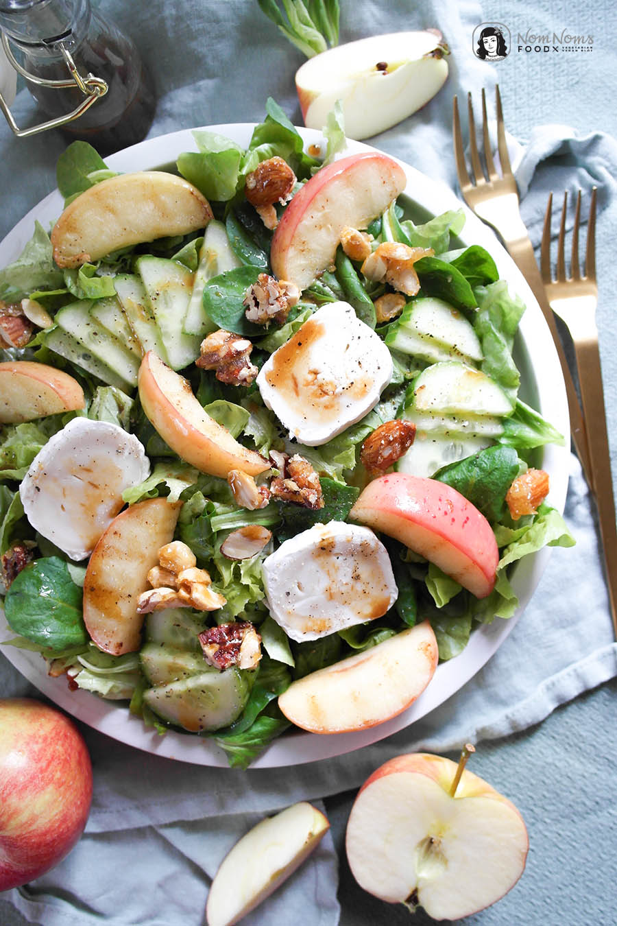 Herbstlicher Salat mit gebratenem Apfel, Ziegenkäse und Ahornsirup-Dressing