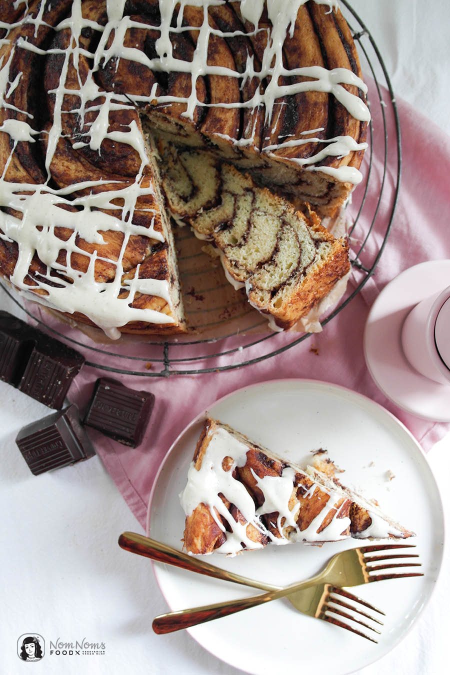Riesen-Schokoladen-Zimtschnecken-Kuchen mit Frischkäse-Glasur Schwedischer Zimtschneckentag