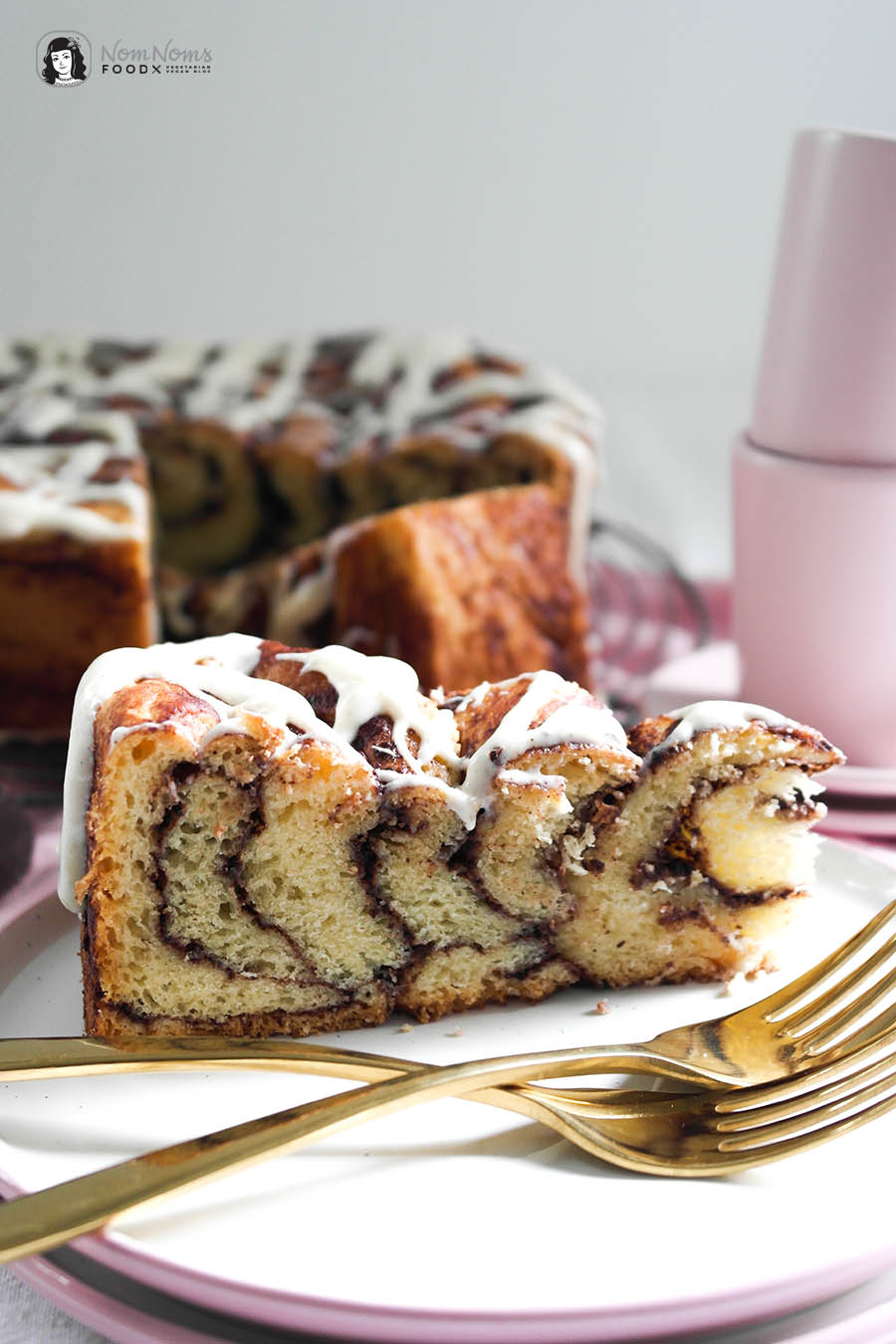 Riesen-Schokoladen-Zimtschnecken-Kuchen mit Frischkäse-Glasur Schwedischer Zimtschneckentag