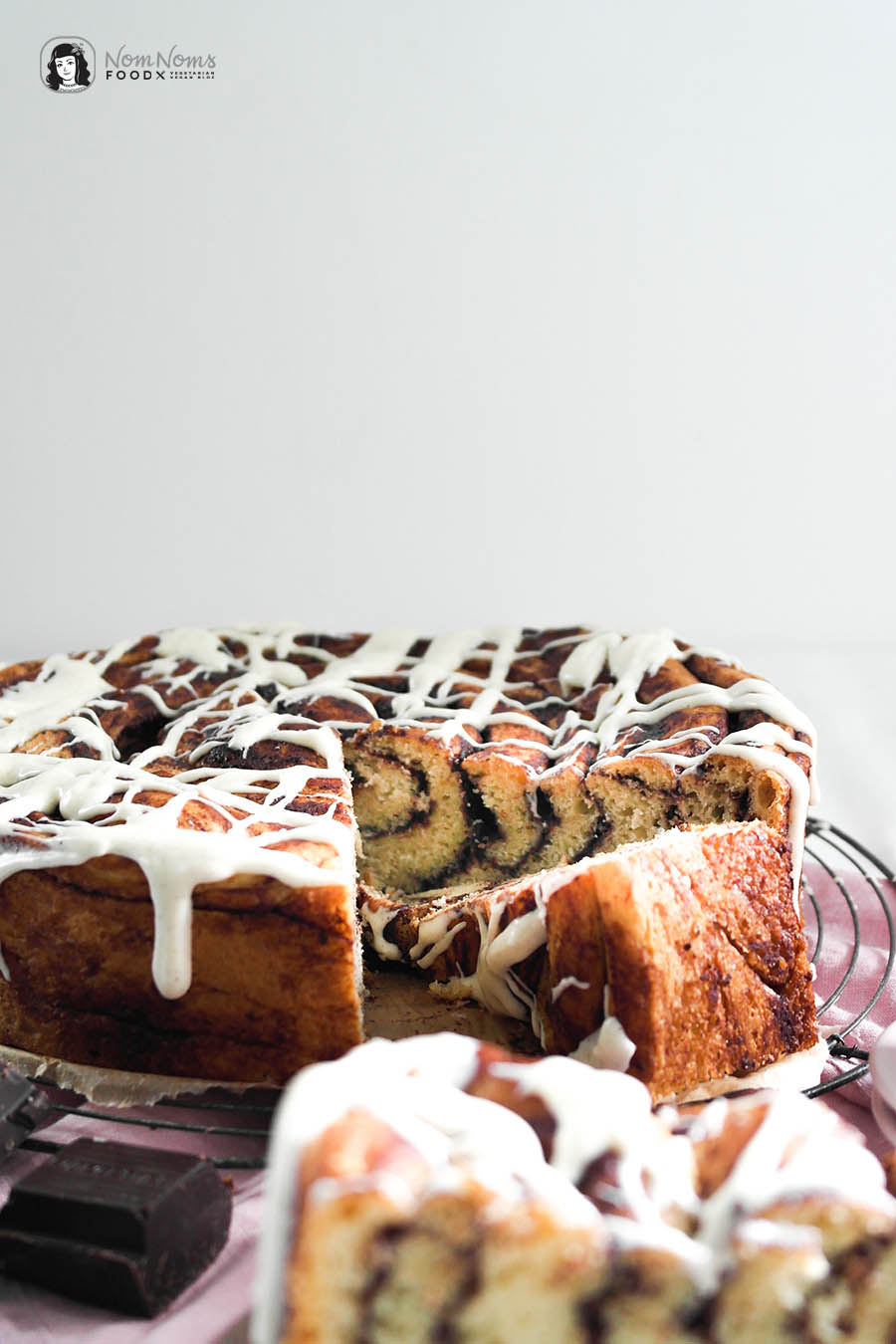 Riesen-Schokoladen-Zimtschnecken-Kuchen mit Frischkäse-Glasur Schwedischer Zimtschneckentag
