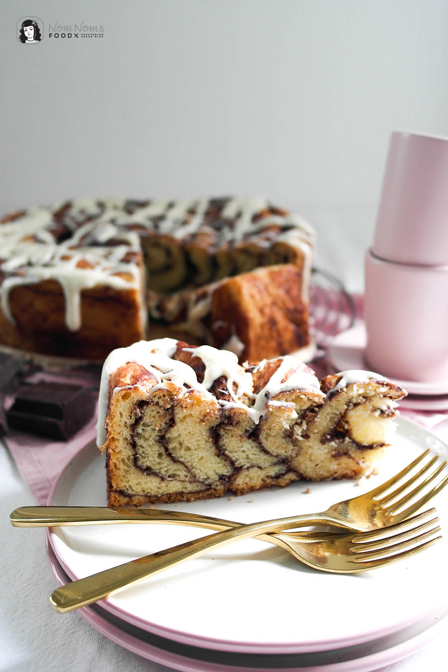 Riesen-Schokoladen-Zimtschnecken-Kuchen mit Frischkäse-Glasur Schwedischer Zimtschneckentag