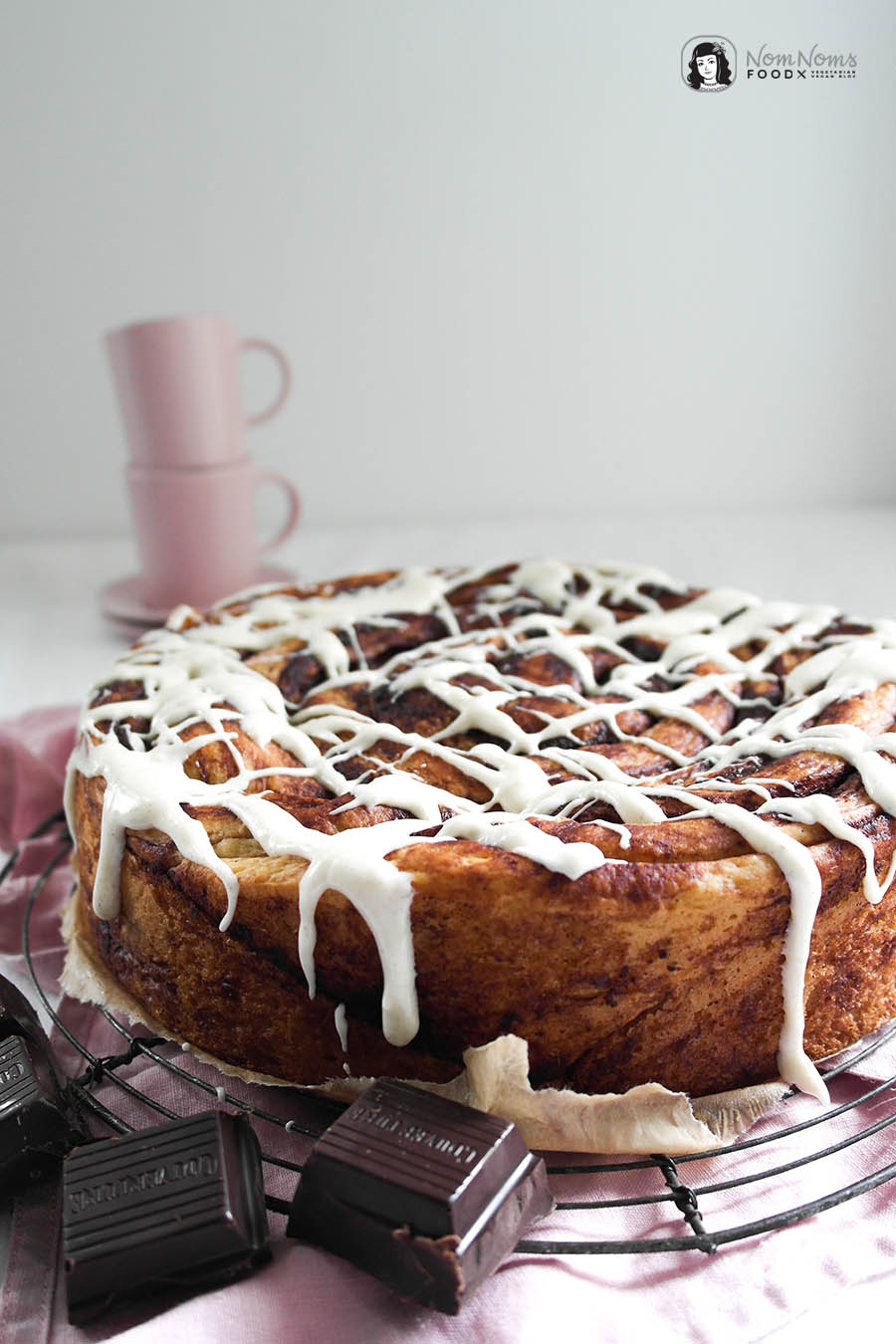 Riesen-Schokoladen-Zimtschnecken-Kuchen mit Frischkäse-Glasur Schwedischer Zimtschneckentag