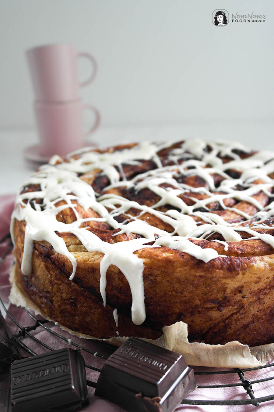 Riesen-Schokoladen-Zimtschnecken-Kuchen mit Frischkäse-Glasur Schwedischer Zimtschneckentag