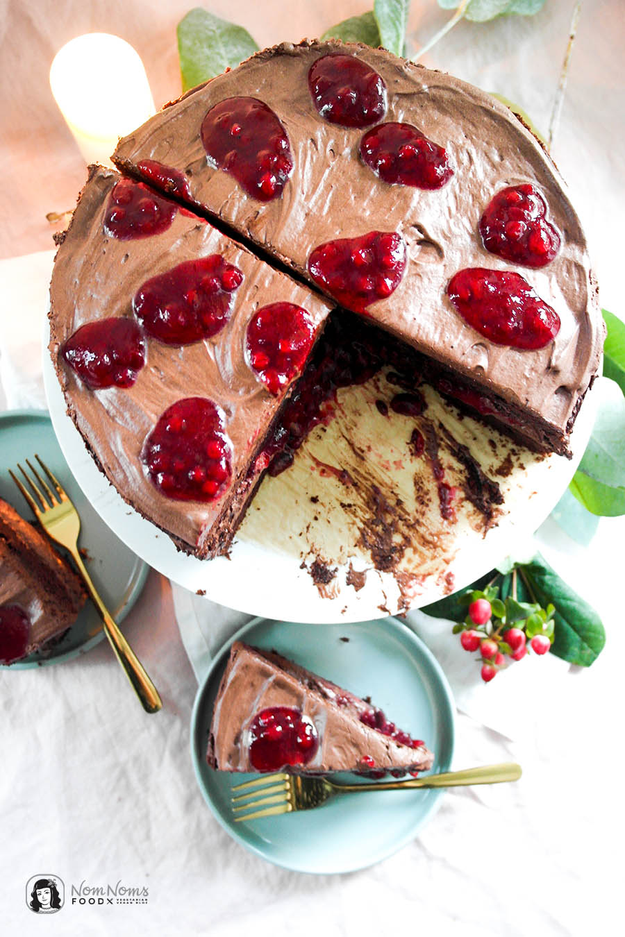 Dunkler Schokoladen-Kuchen mit cremiger dunklen Schokoladen-Creme und Preiselbeer-Kern