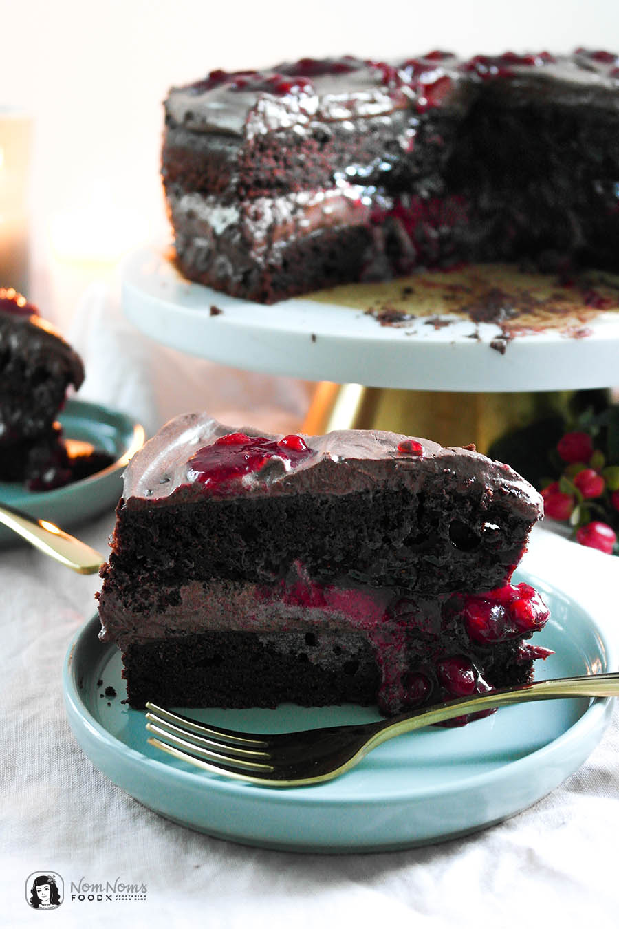 Dunkler Schokoladen-Kuchen mit cremiger dunklen Schokoladen-Creme und Preiselbeer-Kern