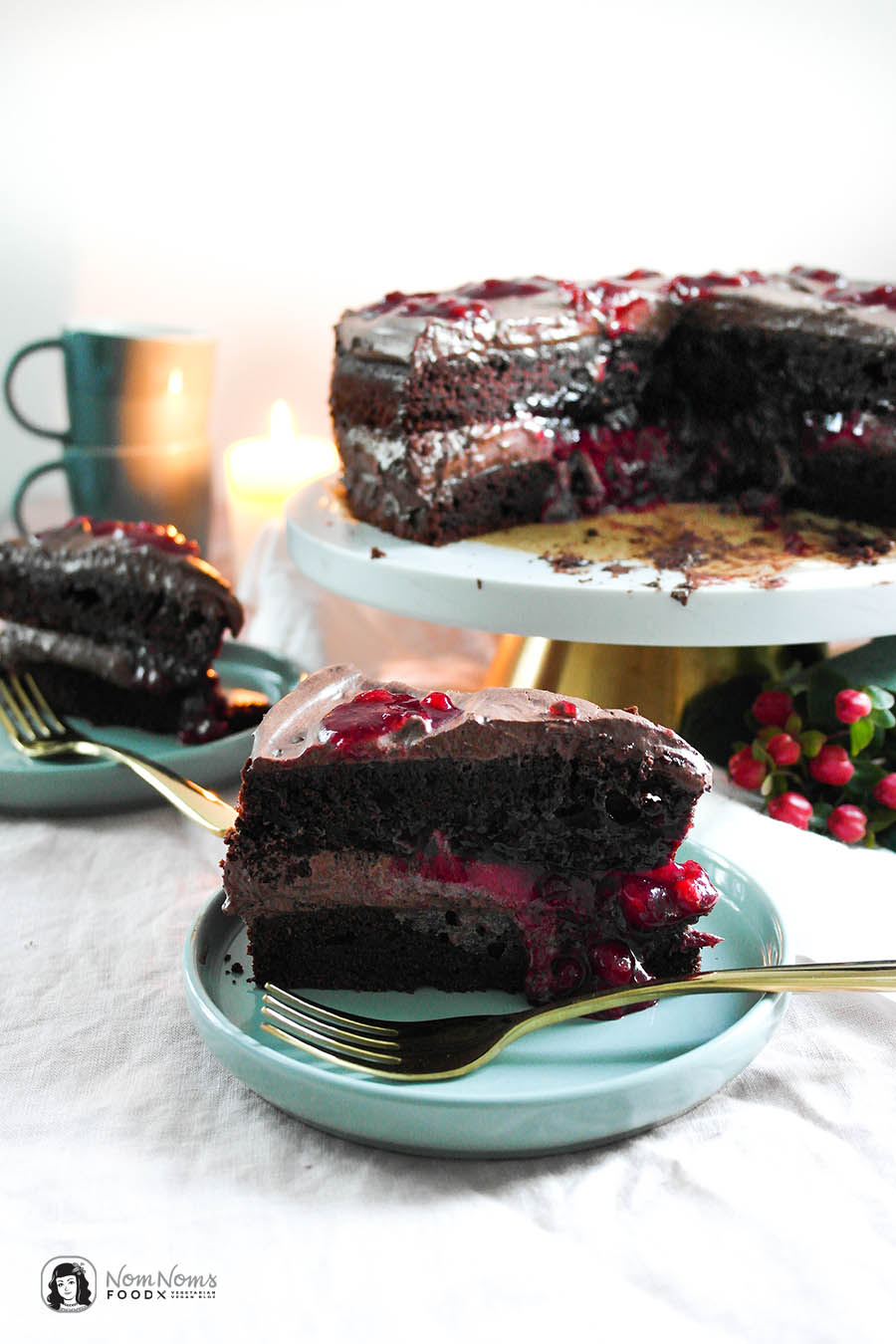 Dunkler Schokoladen-Kuchen mit cremiger dunklen Schokoladen-Creme und Preiselbeer-Kern