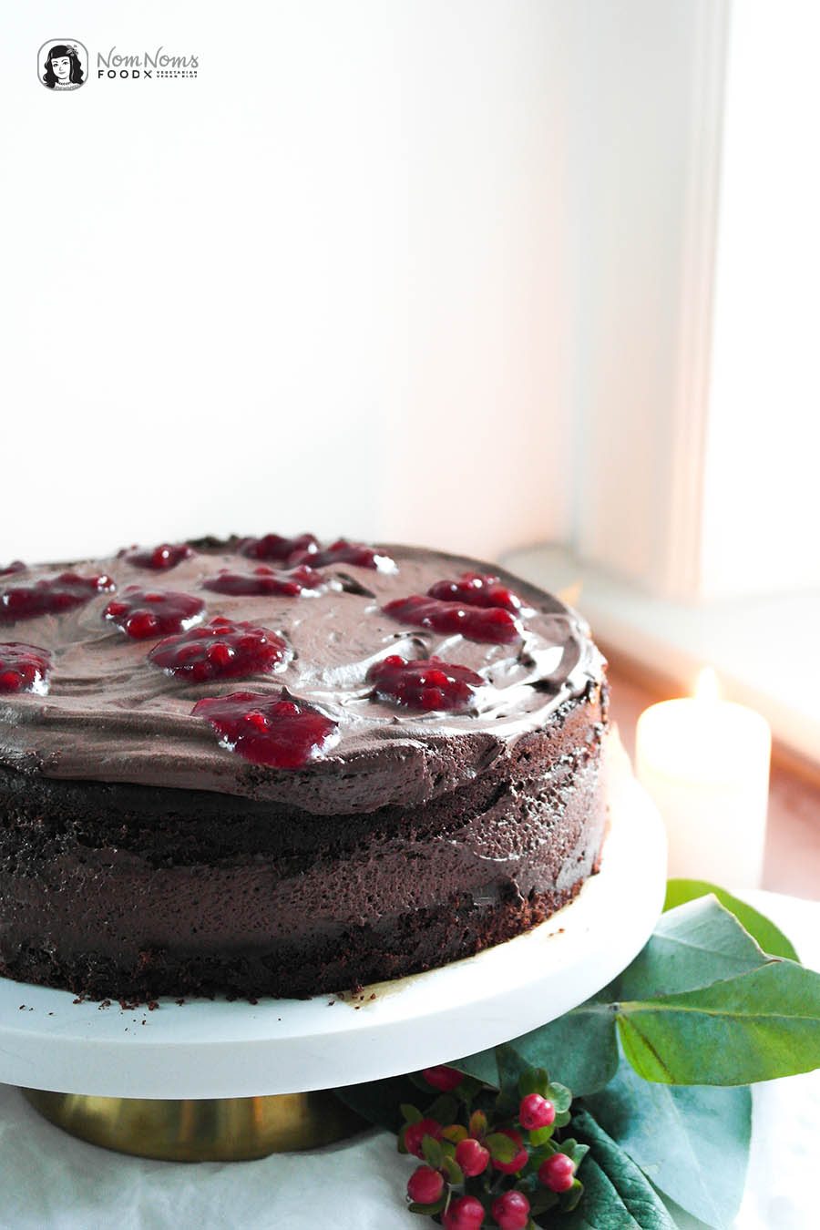 Dunkler Schokoladen-Kuchen mit cremiger dunklen Schokoladen-Creme und Preiselbeer-Kern