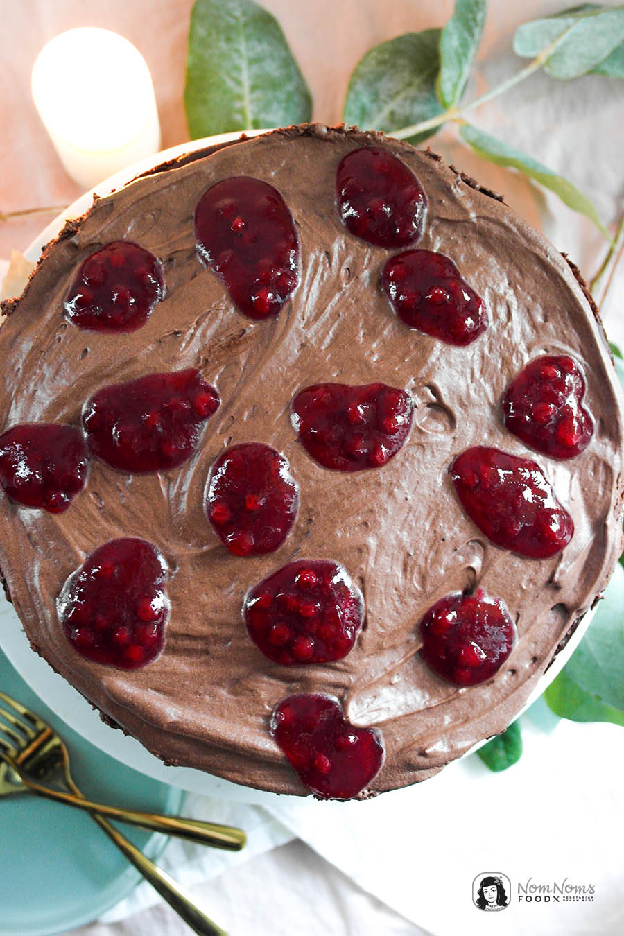 Dunkler Schokoladen-Kuchen mit cremiger dunklen Schokoladen-Creme und Preiselbeer-Kern