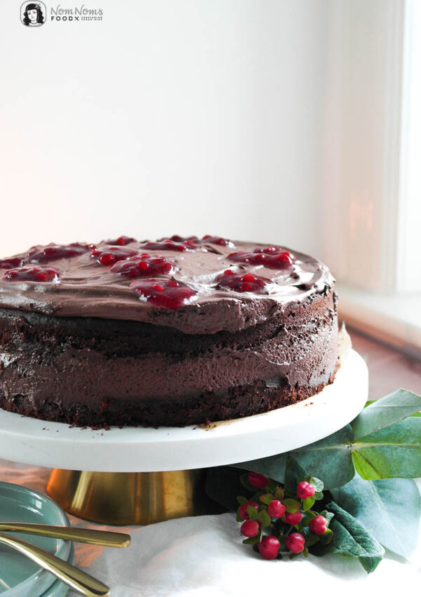 Dunkler Schokoladen-Kuchen mit cremiger dunklen Schokoladen-Creme und Preiselbeer-Kern