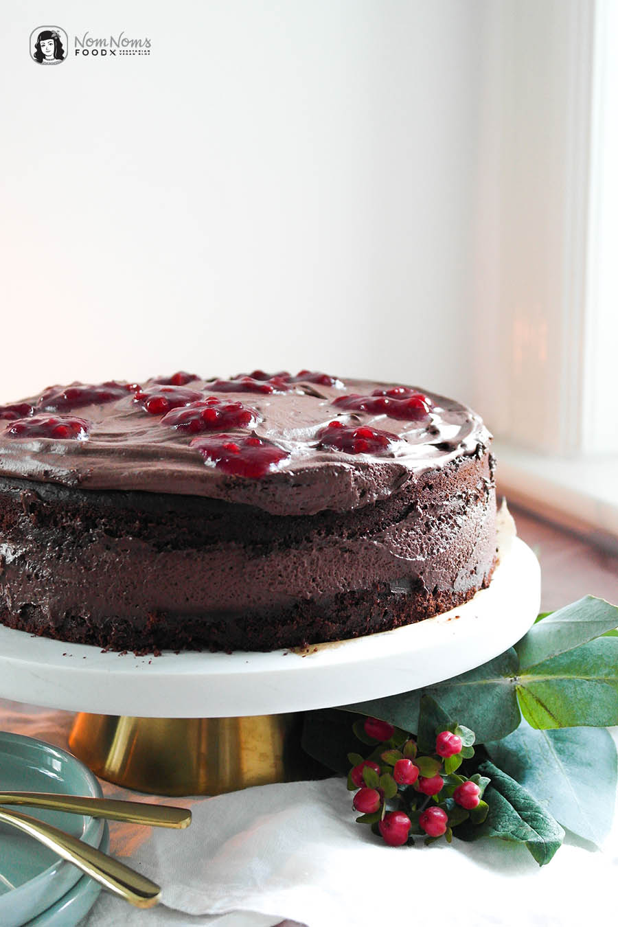 Dunkler Schokoladen-Kuchen mit cremiger dunklen Schokoladen-Creme und Preiselbeer-Kern