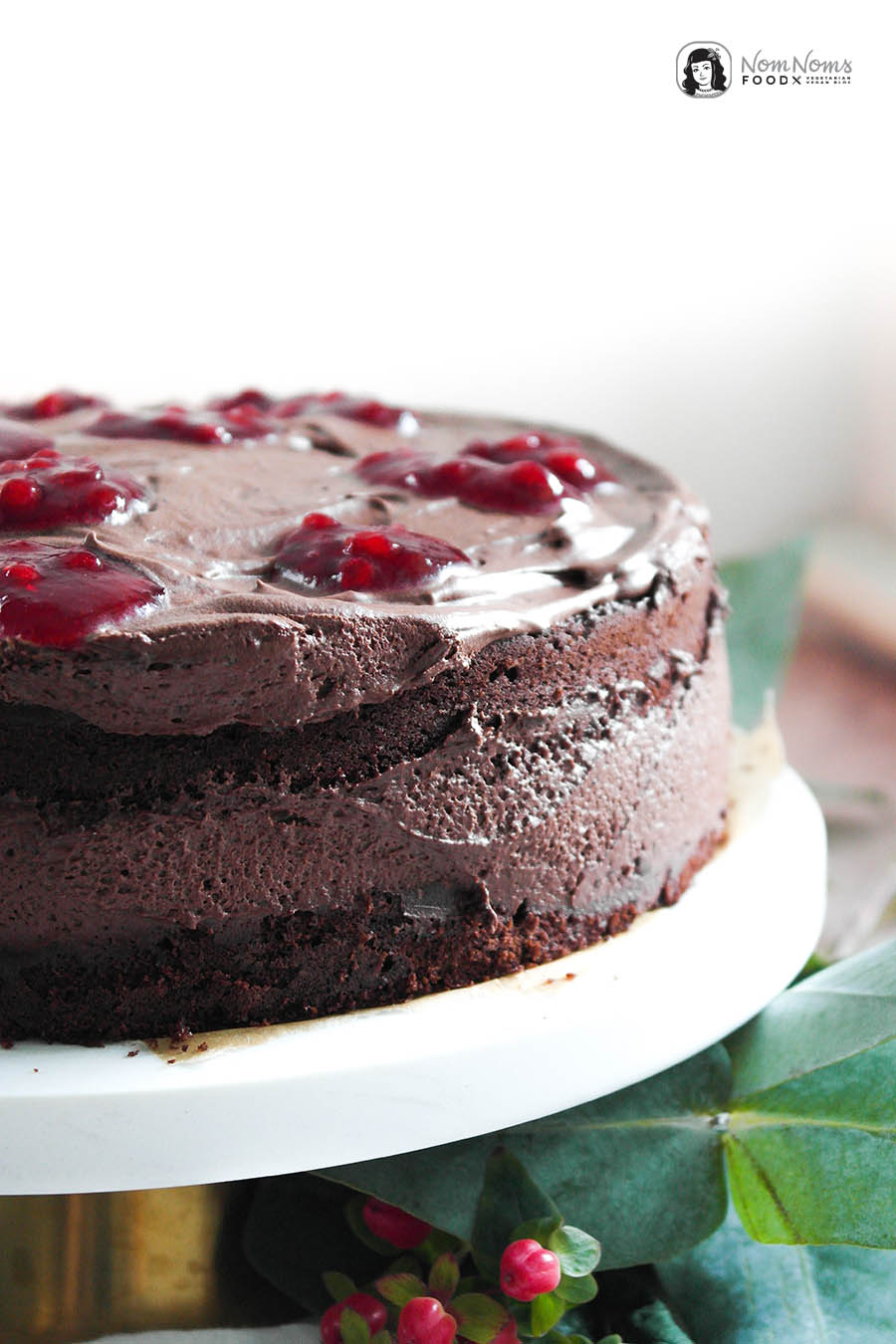 Dunkler Schokoladen-Kuchen mit cremiger dunklen Schokoladen-Creme und Preiselbeer-Kern