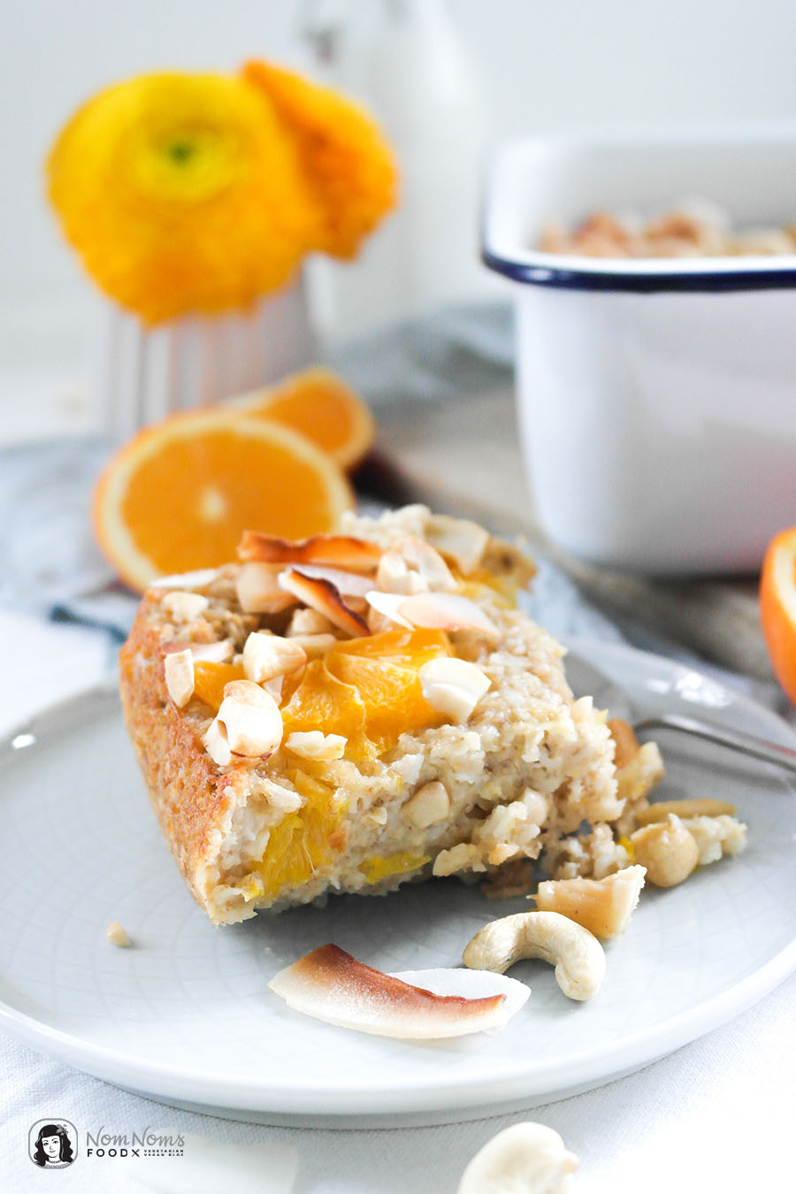 Veganes Baked Oatmeal mit Kokos und Orangen ohne Zucker oder auch Haferflocken-Kokos-Frühstücksauflauf mit frischen Orangen