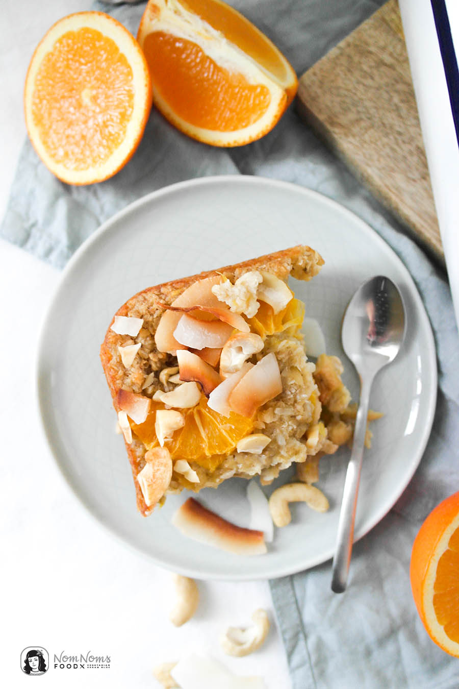 Veganes Baked Oatmeal mit Kokos und Orangen ohne Zucker oder auch Haferflocken-Kokos-Frühstücksauflauf mit frischen Orangen