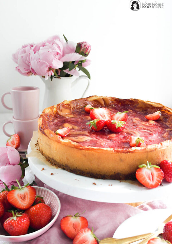 Veganer Erdbeer-Käsekuchen mit Erdbeer-Swirl